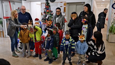 НОВОГОДИШЊИ ПАКЕТИЋИ ЗА ДЕЦУ ИЗ ПРИХВАТИЛИШТА: И компанија Новости обрадовала малишане (ВИДЕО) НОВОГОДИШЊИ ПАКЕТИЋИ ЗА ДЕЦУ ИЗ ПРИХВАТИЛИШТА: И компанија Новости обрадовала малишане (ВИДЕО)
