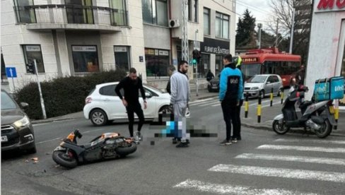 OBOREN DOSTAVLJAČ NA MOTORU: Leži nepomično na zemlji, uviđaj u toku