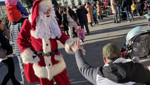 СУНЧАНА НОВОГОДИШЊА БАЈКА У ЦЕНТРУ: У Зрењанину испратили 2023. уз традиционални програм за најмлађе (ФОТО)