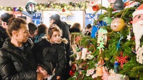 PRAZNIČNI BAZAR U SVILAJNCU: Traje do 6. januara sa brojnim programima za decu (FOTO)