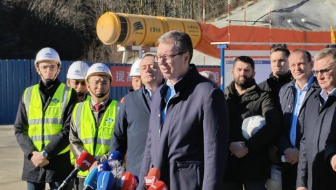 VUČIĆ ČESTITAO NOVU GODINU SVIM GRAĐANIMA: Dobro zdravlje, uspeh i veliki napredak Srbije, obezbedićemo to