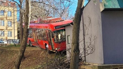 УКЛЕТА ОКРЕТНИЦА ГДЕ СЕ ТРОЛЕЈБУС ЗАКУЦАО У ЛОКАЛ: Овде је погинуло двоје студената и од тада се несреће само нижу