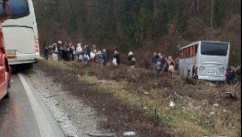 TEŠKA SAOBRAJNA NESREĆA U BUGARSKOJ: Povređeno desetoro putnika u sudaru turističkog autobusa sa kamionom (FOTO)