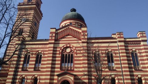 „КРОФНЕ ИЗ БЛОКА:“ Хуманитарна акција у порти параћинске цркве