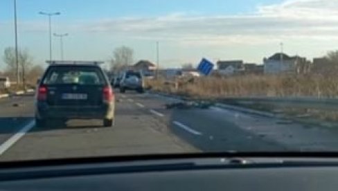 AUTO SE PREVRNUO NA KROV: Udes na Zrenjaninskom putu - Učestvovalo više vozila (VIDEO)