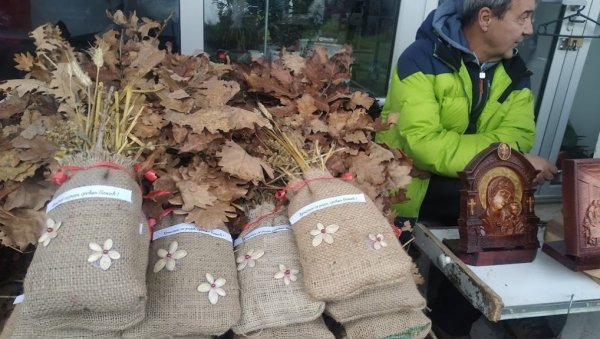 ПШЕНИЦА ВЕЋ ОД 100, БАДЊАК ОД 200 ДИНАРА: Божићне декорације на тезгама у Параћину