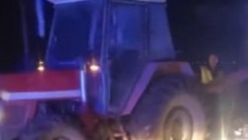 (UZNEMIRUJUĆI VIDEO) Teška saobraćajka na Batajničkom putu, automobil se zakucao u traktor, plug prošao kroz šoferku