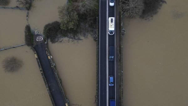 ПОТОП ПРЕТИ ВЕЛИКОЈ БРИТАНИЈИ: Издато ново упозорење на јаке кише, на снази 89 упозорења на поплаве