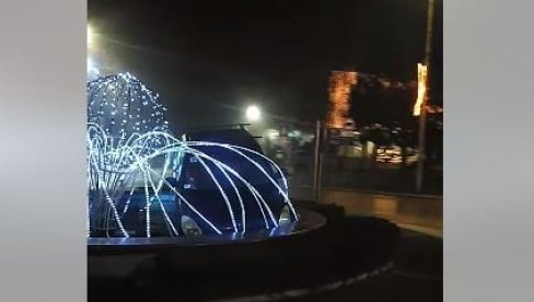 НИКОМ НИЈЕ ЈАСНО КАКО: Аутомобил освануо на сред фонтане у кружном току, мреже се усијале од коментара (ВИДЕО)