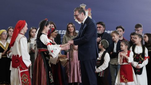 VUČIĆ UNEO BADNJAK U PREDSEDNIŠTVO, PA UGOSTIO SRPSKU DECU IZ MAKEDONIJE: Srećan Božić svima, posebno našem stradalnom narodu na KiM (VIDEO) VUČIĆ UNEO BADNJAK U PREDSEDNIŠTVO, PA UGOSTIO SRPSKU DECU IZ MAKEDONIJE: Srećan Božić svima, posebno našem stradalnom narodu na KiM (VIDEO)