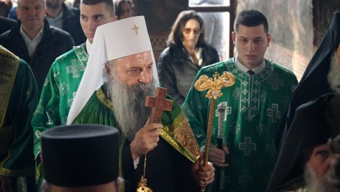 MOLIMO SE ZA MIR: Patrijarh Porfirije služio, danas na Badnji dan, svetu liturgiju u manastiru Gračanica