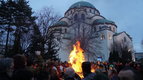 ДИВНЕ СЛИКЕ ПРЕД ХРАМОМ: Београђани се окупили да наложе бадњаке (ФОТО/ВИДЕО)