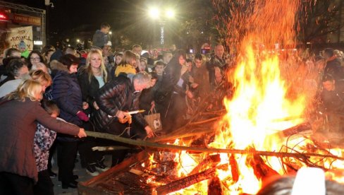 PROSLAVA BADNJE VEČERI: U Smederevu više od hiljadu vernika na tradicionalnom paljenju badnjaka (FOTO)