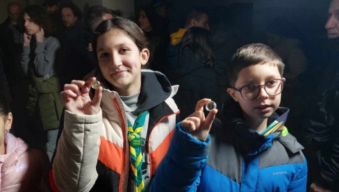 TRADICIONALNO LOMLJENJE ČESNICE U PARKU U NIŠU: Nika, Elena i Aleksa bili srećne ruke (FOTO/VIDEO)