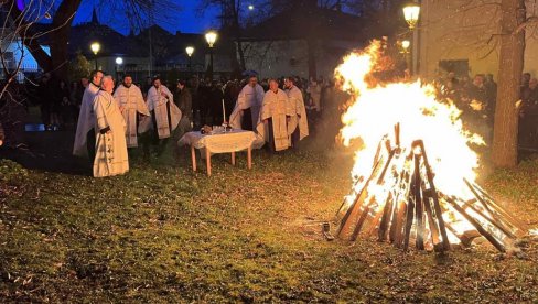 ГОРЕ БАДЊАЦИ У БАНАТУ: Велики број Зрењанинаца на свечаности (ФОТО/ВИДЕО) ГОРЕ БАДЊАЦИ У БАНАТУ: Велики број Зрењанинаца на свечаности (ФОТО/ВИДЕО)