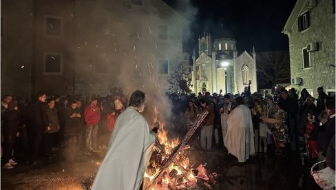 ХЕРЦЕГ НОВИ СЛАВИ: Уочи Божића бадњаци налагани у храмовима од Суторине до Луштице ХЕРЦЕГ НОВИ СЛАВИ: Уочи Божића бадњаци налагани у храмовима од Суторине до Луштице