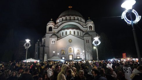 ПРАВОСЛАВНИ ВЕРНИЦИ СЛАВЕ БОЖИЋ: Почела поноћна литургија у Храму Светог Саве