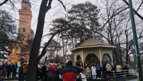 „БОЖИЋНА ВАРНИЦА“ У ПАРАЋИНУ: Вечерас паљење бадњака, сутра ломљење чеснице