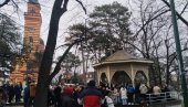 „БОЖИЋНА ВАРНИЦА“ У ПАРАЋИНУ: Вечерас паљење бадњака, сутра ломљење чеснице