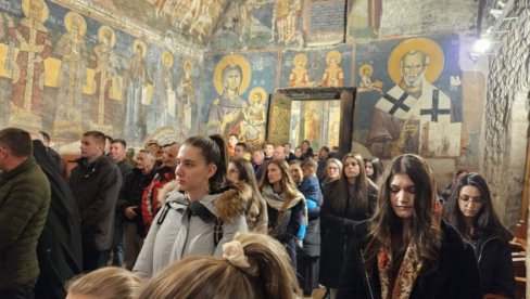 BOŽIĆ MEĐU VASKOLIKIM SRBIMA: Širom zemlje i rasejanja proslavljen najradosniji hrišćanski praznik (FOTO)