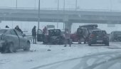 SNEG DONEO HAOS NA PUTEVE U SRBIJI: Još jedna saobraćajka - automobili smrskani, kamion izleteo sa puta (VIDEO)