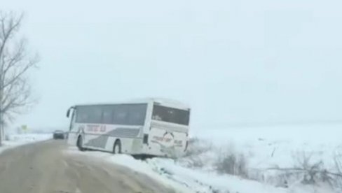 AUTOBUS SLETEO SA PUTA: Saobraćajna nesreća na putu Vrdnik‒Ruma (VIDEO)