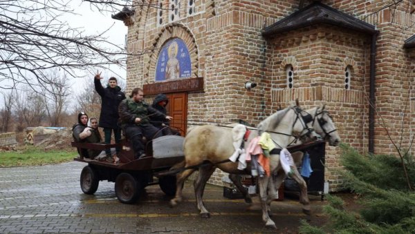 ЗНАТЕ ЛИ ШТА ЈЕ ЈУРЕЊЕ БОЖИЋА? У Банатском Карађорђеву годинама, на коњима у галопу, традицију чувају млади мушкарци  (ФОТО)