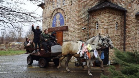 ZNATE LI ŠTA JE JURENJE BOŽIĆA? U Banatskom Karađorđevu godinama, na konjima u galopu, tradiciju čuvaju mladi muškarci  (FOTO)