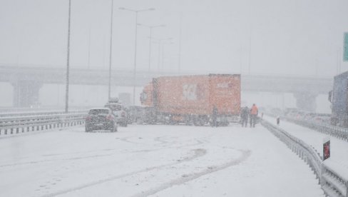 ПРВИ СНЕГ ОДНЕО НОВЕ ЖРТВЕ: Саобраћајне несреће се нижу као на траци, многе из смрсканих кола извлачили ватрогасци