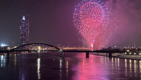 SPEKTAKULARNO: Pogledajte kako je izgledao vatromet povodom rođendana Republike Srpske (FOTO)