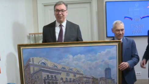 TO ĆEMO U ZGRADU PREDSEDNIŠTVA DA STAVIMO Vučić u Ruskom domu dobio simboličan poklon (FOTO) TO ĆEMO U ZGRADU PREDSEDNIŠTVA DA STAVIMO Vučić u Ruskom domu dobio simboličan poklon (FOTO)