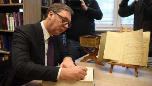 SRBIJA I RUSIJA ĆE GRADITI JOŠ BOLJE ODNOSE: Vučić se u Ruskom domu upisao u knjigu utisaka (FOTO)