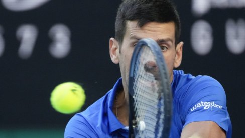 ŠTA ĆE REĆI JELENA?! Novak Đoković i atraktivna koleginica u nestašnoj sceni na Australijan openu! (VIDEO)