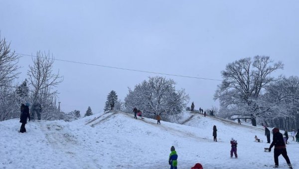 ВОДЕ ДЕЦУ НА САНКАЊЕ ПРЕКО ХУМКИ ЖРТАВА: Скрнављење спомен-гробља у Сремској Митровици