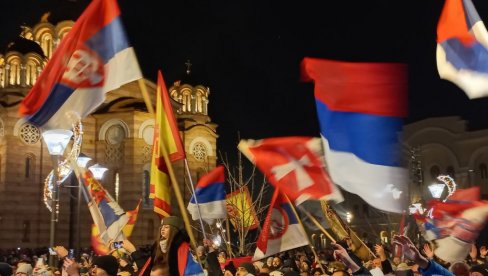 TROBOJKE, BAKLJE I PESME KOJE U SRCE DIRAJU: Banjalučani dočekali Pravoslavnu novu godinu (FOTO/VIDEO)