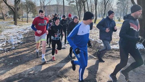 KAO U CENTRAL PARKU U NJUJORKU: Zrenjaninci kroz trčanje prkose snegu i niskim temperaturama (FOTO)