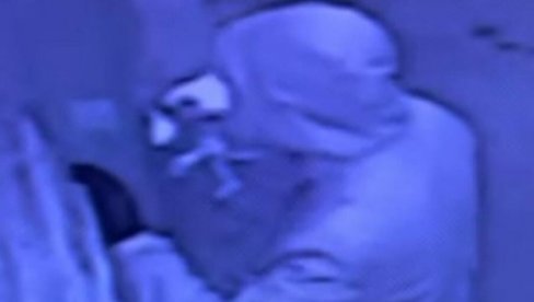 LOPOV UHVAĆEN NADZORNOM KAMEROM NA DORĆOLU: Maskirao se, pa u 7 ujutru ukrao bicikl (VIDEO) LOPOV UHVAĆEN NADZORNOM KAMEROM NA DORĆOLU: Maskirao se, pa u 7 ujutru ukrao bicikl (VIDEO)