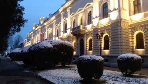 Зграда „Начелство“ добила декоративну расвету Зграда „Начелство“ добила декоративну расвету