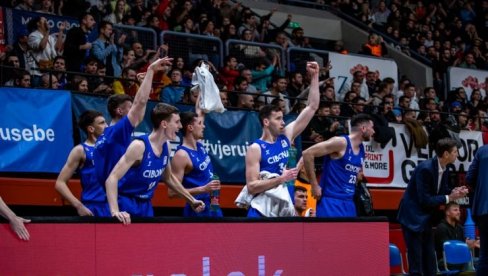 CIBONA U HAOSU: Trener koji je razvijao Stefa Karija otpušten posle manje od mesec dana, evo i zašto