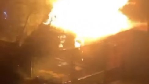 КРВАВИ ПИР У ПОРОДИЧНОЈ КУЋИ Мушкарац (25) побио породицу па им спалио тела: Дечак (7) упуцан, чудом се спасио из објекта у пламену КРВАВИ ПИР У ПОРОДИЧНОЈ КУЋИ Мушкарац (25) побио породицу па им спалио тела: Дечак (7) упуцан, чудом се спасио из објекта у пламену