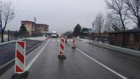 РАДОВИ НА НОВОМ МОСТУ У ПАРАЋИНУ: Данас и сутра за саобраћај једна трака (ФОТО) РАДОВИ НА НОВОМ МОСТУ У ПАРАЋИНУ: Данас и сутра за саобраћај једна трака (ФОТО)