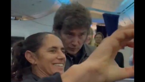GDE JE ON, TU JE ŠOU: Prvi čovek Argentine putovao u Davos komercijalnim avionom, putnici čekali u redu da naprave selfi sa njim (VIDEO)