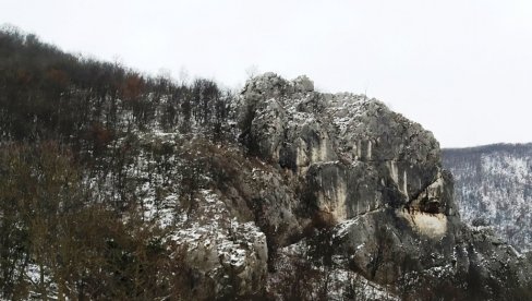 TAJNE SREDNJOVEKOVNOG PETRUSA: Još žive legende o Krstatoj steni i Pećini isposnici u nekadašnjem gradu Vojvode Crepa