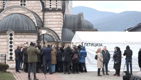 SRBI NISU UKLONILI ŠATOR: Napeta situacija u Leposaviću, pored zgrade opštine pripadnici tzv. kosovske policije (FOTO)