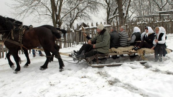 ЈАДАР ЧУВА ПРЕЛА И ПОСЕЛА: Борба људи у лозничком крају да од заборава спасу обичаје и традицију