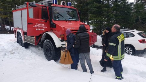 У СНЕГУ ЗАВЕЈАНИ И ТРУДНИЦА И ДЕЦА: Драма на планини Јеловица, ватрогасци спасли пет особа из Новог Пазара (ФОТО)