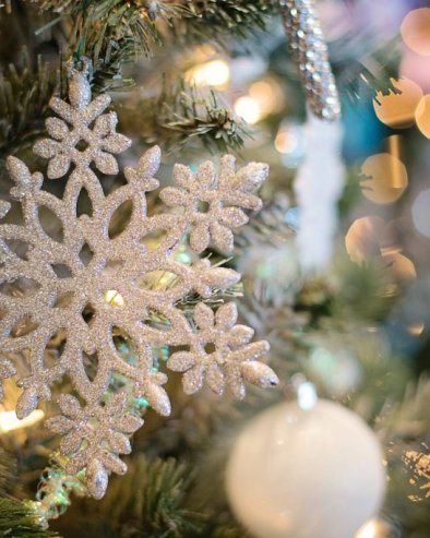 ЕВО ДО КАДА ТРЕБА ДА ВАМ БУДЕ ОКИЋЕНА ЈЕЛКА: Ово је датум када требате да је раскитите