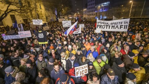 ПРОТЕСТИ ШИРОМ СЛОВАЧКЕ: У Братислави 30.000 људи против измена кривичног закона (ФОТО) ПРОТЕСТИ ШИРОМ СЛОВАЧКЕ: У Братислави 30.000 људи против измена кривичног закона (ФОТО)