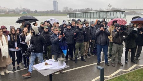 PLIVANJE ZA ČASNI KRST NA SAVSKOJ PROMENADI: U beogradskoj opštini obeležen praznik Bogojavljanje (FOTO/VIDEO)