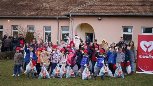 РАДОСТ КОЈА НЕМА ЦЕНУ: Меридиан фондација новогодишњим пакетићима обрадовала малишане на Косову и Метохији